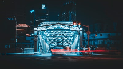 延时摄影的车辆在夜间的桥梁
